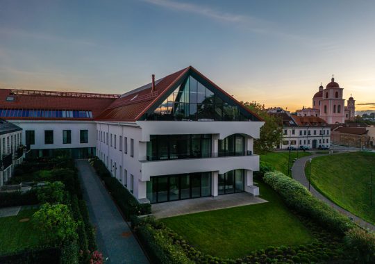 2 KAMBARIŲ BUTAS PER 2 AUKŠTUS, AUKŠČIAUSIOS KOKYBĖS, PRESTIŽINIAME MISIONIERIŲ SODŲ PROJEKTE, SENAMIESČIO ŠIRDYJE -PARDUOTA